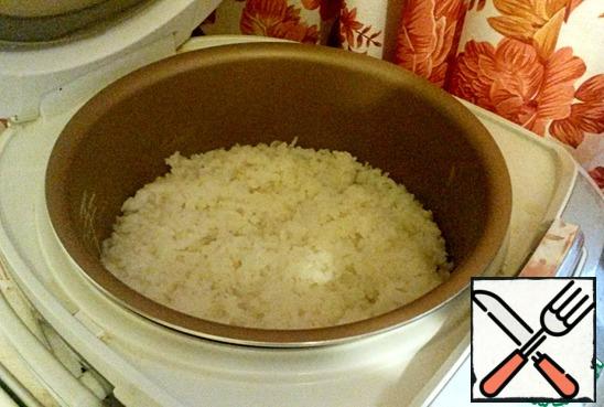 To prepare the balls we need to cook a cool viscous porridge of rice, milk, salt and sugar.
We will need the simplest, round-eyed rice.
I like to cook porridge in a slow cooker, but you can cook it in a normal saucepan with non-stick coating.