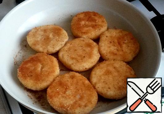 We spread ready-made balls on a heated pan, fry on one side until Golden brown, turn over, cover with a lid and bring to readiness.