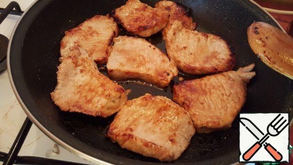 Carbonate cut into slices thickness of about 1.5 see Heat in a frying pan in oil with Basil and fry meat on both sides. Put the pot of water on fire. Boil water.