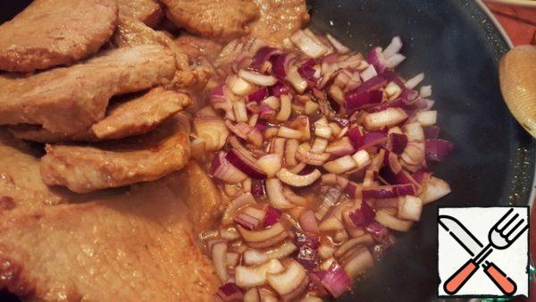 Finely chop the red onion and fry in meat sauce.

