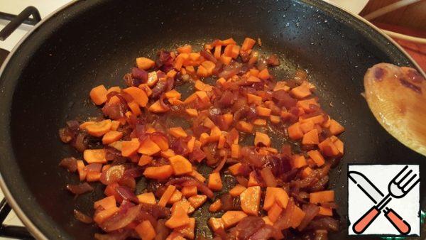 When the water boils, place the meat in a pan. Add Bay leaf, allspice, salt. Cut into peeled carrots and add it to fry the onion.