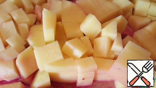 Boiled peeled beets cut into medium-sized cubes. Add to the pan. Cut dried tomatoes into small pieces, add to a saucepan. Cut the peeled potatoes into cubes and add to the pan.

