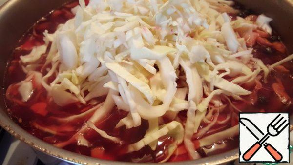 Finely chop the cabbage and put it in a saucepan.
