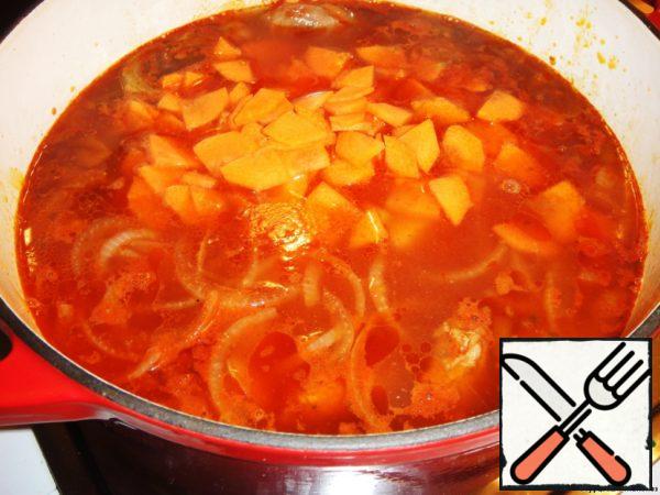 After these 10 minutes, put them in the soup. Add salt and pepper to taste and continue cooking for another 20 minutes.
