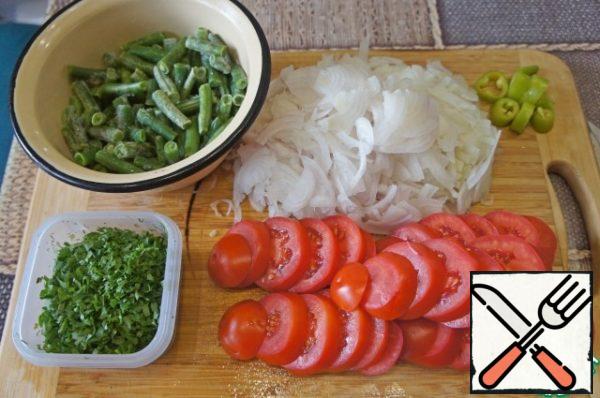 While cooking the broth to prepare other products. Onions, tomatoes, beans, peppers, peppers and apples clean. Onion and parsley finely shred. Tomatoes cut into rings. Cut the capsicum into 6-8 slices. Slice the green beans.