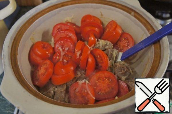 Add circles of tomatoes, simmer for 10 minutes.