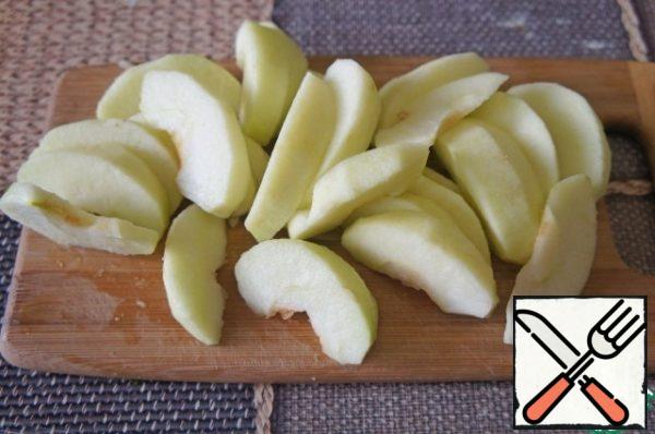 Apples to clear from the skins and seed boxes, by the. Cut into medium-sized slices (8-12 slices).