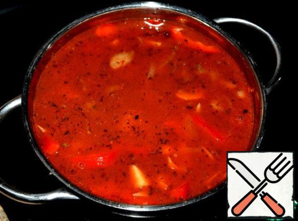 (To mutton) Adding water 200 gr. (as you like), cumin, before throwing it is better to stretch your thumb in the palm of your hand, the finished tomato sauce, potatoes and carrots, chili pepper, bell pepper, Bay leaf and put on medium heat. Stew until potatoes are done.