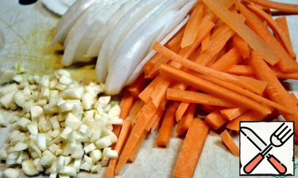 Cut onions, peeled garlic and carrots.