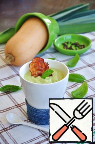Soup mix well with a spoon to remove the bubbles formed during whisking in a blender, pour into bowls, garnish with crisp bacon and a leaf of Basil.