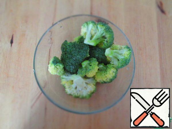 So, 250 g broccoli spell out on inflorescences and wash.