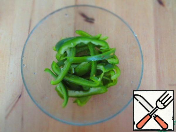 Green bell pepper cut into thin strips (150 gr).