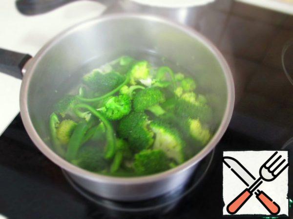 Pour 1 liter of vegetable broth (or water), add salt, bring to a boil, add vegetables and cook under a lid for 15 minutes.
