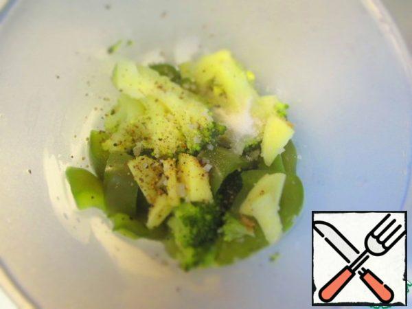 Vegetables separate from the broth (keep the broth), add ginger, salt, pepper, and 1 tsp sugar. Mashed with a blender, gradually adding the broth to the desired consistency.