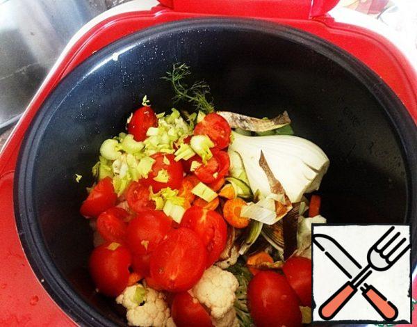 Peel all the vegetables and wash thoroughly. The first to put potatoes with Peking cabbage, the remaining chopped tomatoes, celery cherries, bell peppers, onions, leeks and carrots can be pre-fried in oil in the bowl of a slow cooker.

