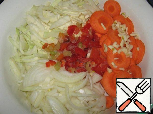 Chop the cabbage, cut the carrots into slices, onion into half rings, garlic into small cubes, Bulgarian pepper into small cubes (I had frozen)
