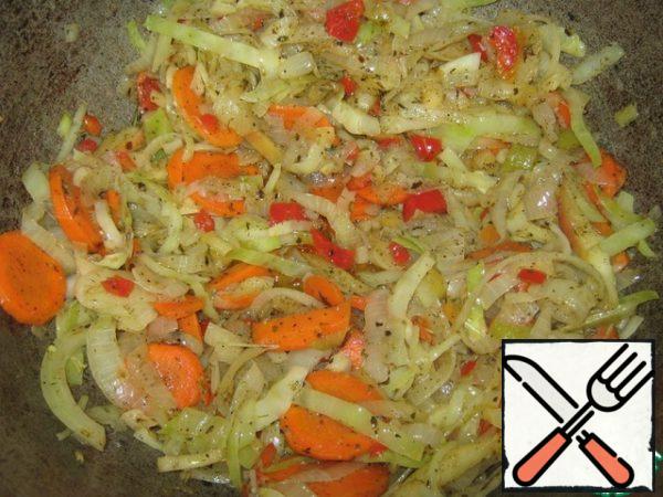 Fry in a cauldron in oil, add salt, add spices.
