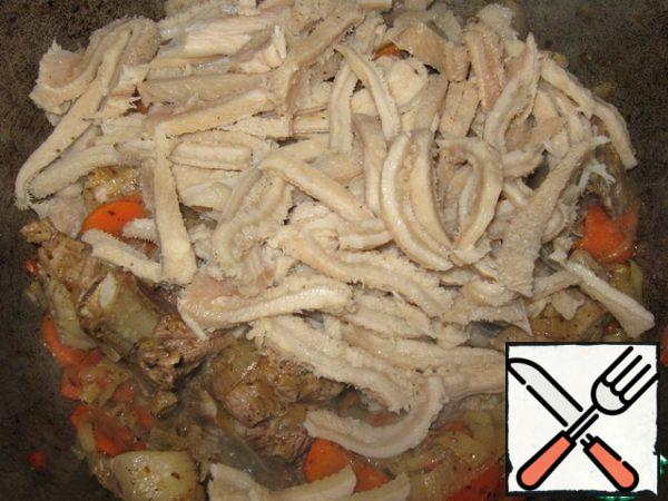 Add the tripe (offal). Pre-boil it for 30 minutes in salted water with spices. Then cut it into thin slices and add. Add salt, pepper and simmer over low heat for an hour, stirring occasionally.
