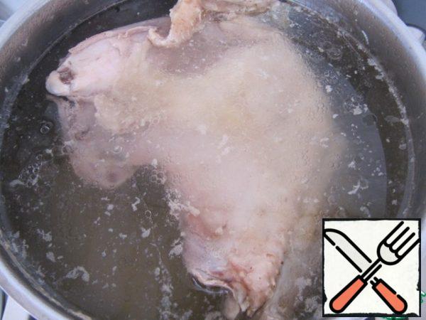 Turkey fillet wash, pour 1.5 liters of water, bring to a boil, remove scum and cook on low heat for 40 minutes.