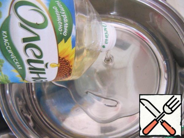 Pour sunflower oil into the pan.
