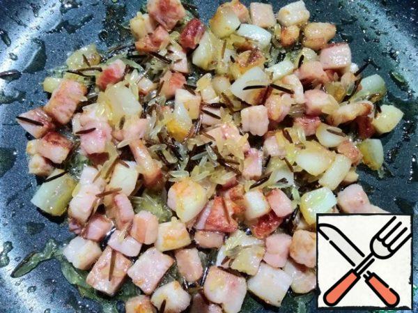 Fry the bacon without oil for 10 minutes. Add rice and cook for another 5 minutes.