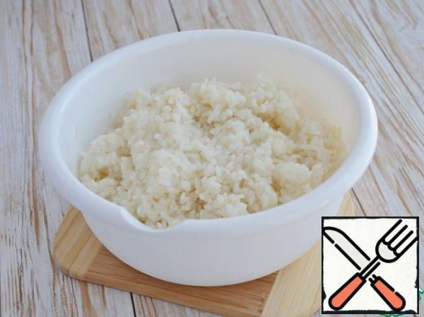 Wash rice, boil in plenty of water (water must be salt), rice should be boiled, cool it, add cornstarch, mix well.