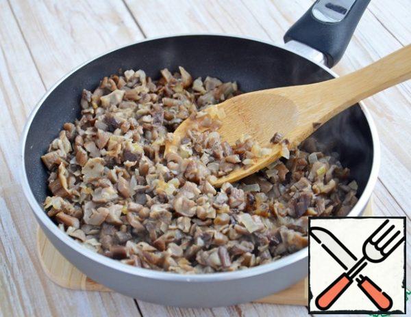 Chop the onion, fry with chopped garlic and 1 tablespoon of oil, add chopped mushrooms, fry for 5 minutes, pepper if necessary, then add salt, I did not salt, my mushrooms are boiled in salted water. You can use any mushrooms, I have honey mushrooms.
