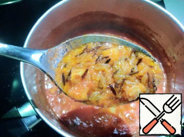 We transfer the rice and bacon to the tomatoes. Now you need to add onions, carrots, garlic. Cook for 5-7 minutes.
