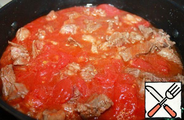 Stir, bring to a boil, reduce heat to minimum and cover with a lid. Simmer in its own juice and the tomatoes at least 1 - 1.5 hours. If the fluid in the whole process to boil away, add a little water to stew the meat, not to roast. The beef is soft and melts in your mouth.