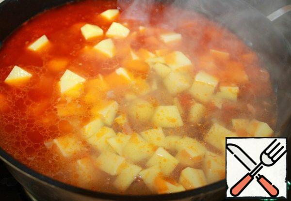 Cut the potatoes into cubes, add to the meat, pour boiling water (1-1.5 liters, depending on how thick you want the soup.) Salt.
