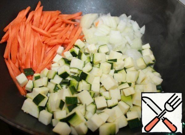 Until is preparing themselves by growing potatoes, cooked zazharku. Carrots cut into strips, onion cut finely, courgettes - diced.