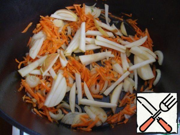 Carrots, onions grind. At the bottom of the pot with a thick bottom pour oil and fry the vegetables until Golden brown. Then I add an apple, cut into strips, it gives piquancy to the dish.
