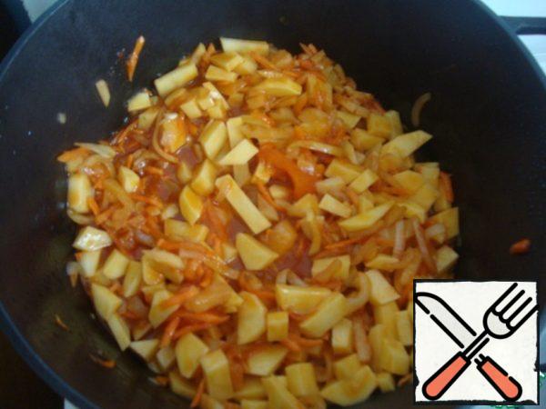 At this time, peel the potato, cut it (I cut cubes) and place into the saucepan. Fill 2-2.5 liters of water and cook over low heat until potatoes are ready.