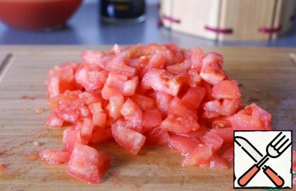 Peel the peeled tomatoes into cubes.