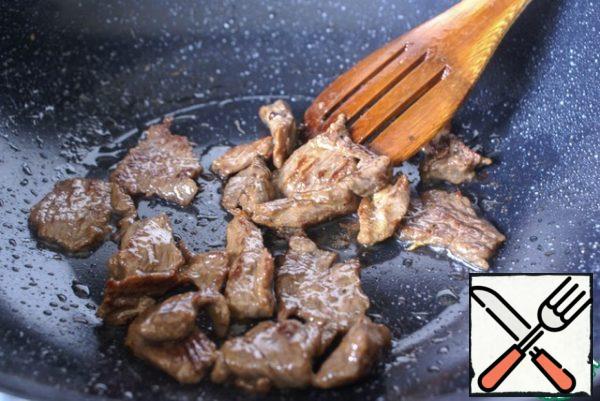 Heat up in a pot with a thick bottom vegetable oil, lay out beef and quickly fry until brown. Beef remove from the saucepan.