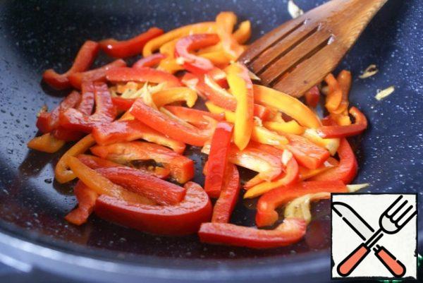 Add pepper, fry, stirring, for about 5 minutes.
