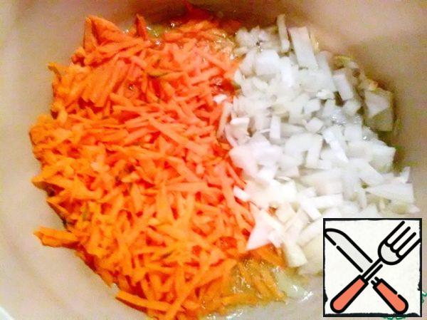 Grate large carrots, chop onions and send them to fry in a ceramic pot, watering with sunflower oil (you can fry separately in a frying pan, then add to borscht).
