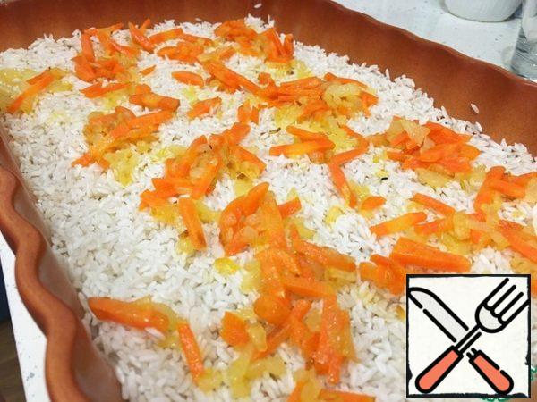 Spread a spoon on a layer of rice (spread over the entire form).