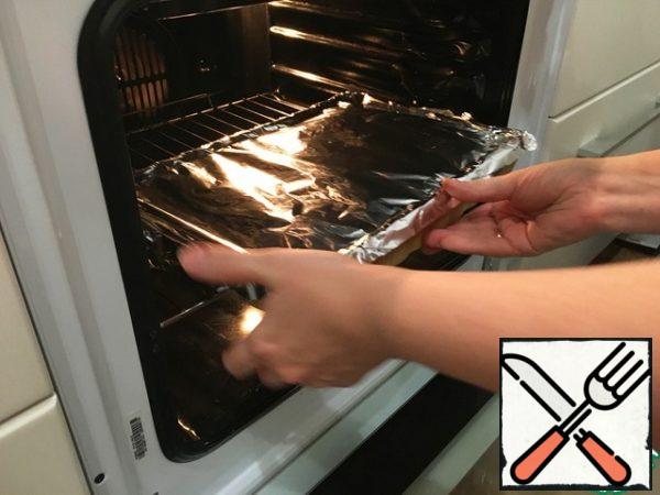 Cover the form with foil (or lid) and put in the oven for 25-35 minutes at 200 C.