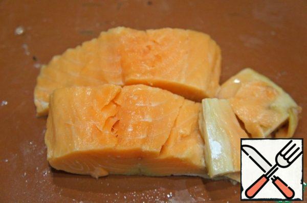 Cut the salmon into skinless fillets.
