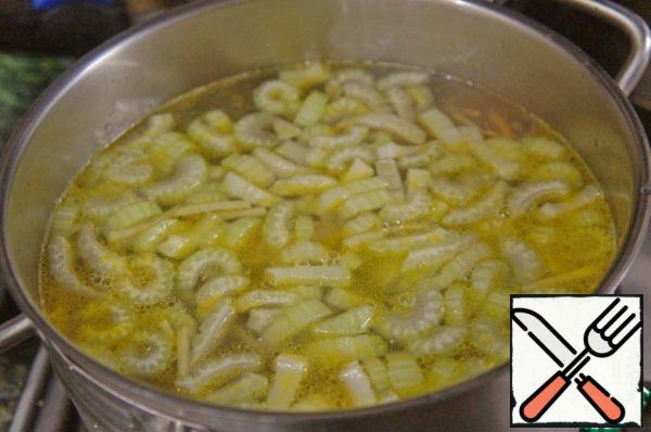 Pour hot broth, bring to a boil, add salt. Add celery, add fillets, cut into medium pieces, olives and cook over medium heat until tender.