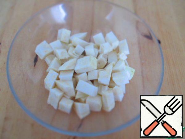 Peel 300 grams of celery and cut into small cubes.
