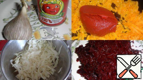 Chop the onion and fry in vegetable oil, add grated carrots to it, fry and, last of all, put high-quality tomato paste.

