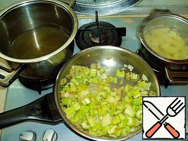 Onions and celery cut into small cubes. The first couple of minutes in olive oil fry the onion, then add celery.
In salted water boil not put coarsely chopped potatoes.
In a large pot put a little later to warm up the broth.