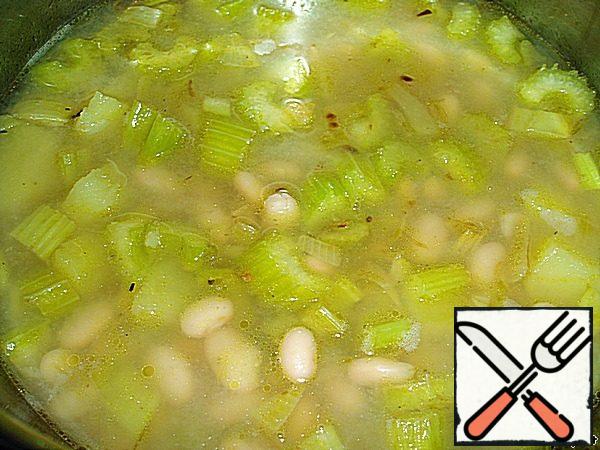 When potatoes became soft, the onions translucent (much to fry it is not necessary), celery, a little mellowed out, dumped the vegetables into the boiling broth. Water from boiling potatoes do not pour out.