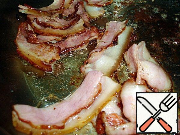 While the soup is cooked, fry in a pan until the crackle pieces of bacon (brisket). Blotted them from excess fat.