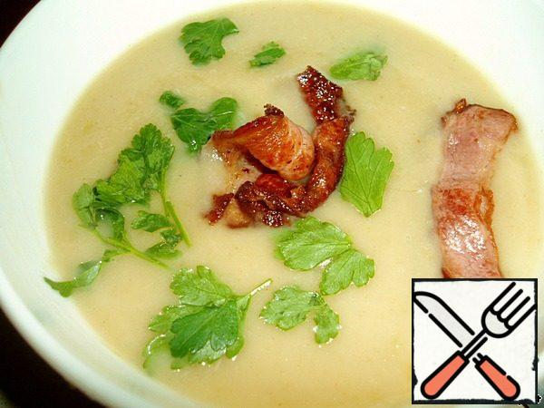 Return the soup to the fire. Add seasoning. Add to taste the salt and pepper. Bring to a boil and remove.
Serve with crispy bacon and decorate parsley.
If there was no need to "dispose" beef broth, the soup would cook in a small amount of water, and after homogenization would add cream.