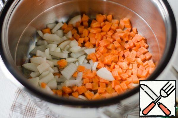 Carrots and onions peel and cut into small cubes. Put them on the bottom of a cold Zepter pot.