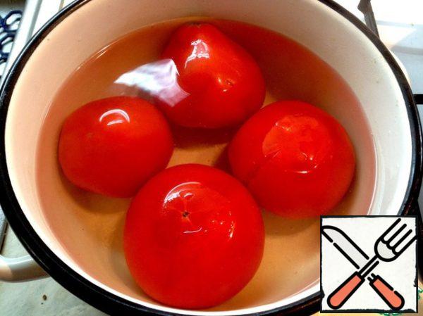 Soup is a simple proposition, the only condition is a good, juicy, preferably homemade, tomato!
So let's get started: wash tomatoes, drop in boiling water for a few minutes in order to easily remove the skin.