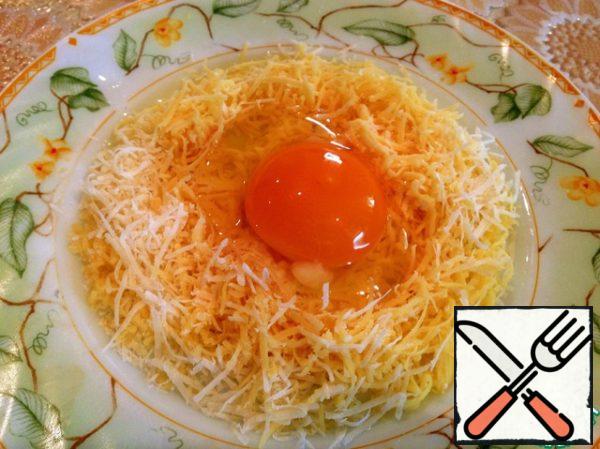 Hard cheese (I have Dutch + Parmesan) grate on a fine grater, mix with egg fork. Pour the egg-cheese mixture into the soup, stirring constantly. Bring to a boil, and the soup is ready!